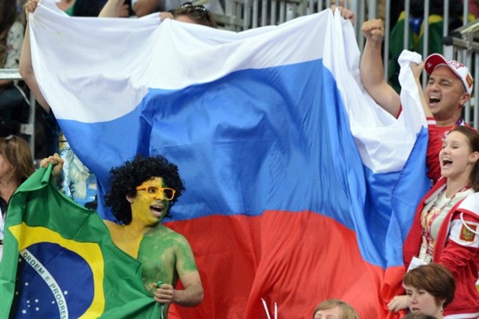 Fan của Brazil lẫn Nga cổ vũ trong trận bóng chuyền giữa hai đội.